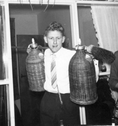 Alphen aan den Rijn, oudejaarsavond 1959. Gijs van Deuren brengt de stemming erin met de Amstel stoop.